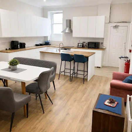 Modern In The Heart Of 2 Shared Apartment